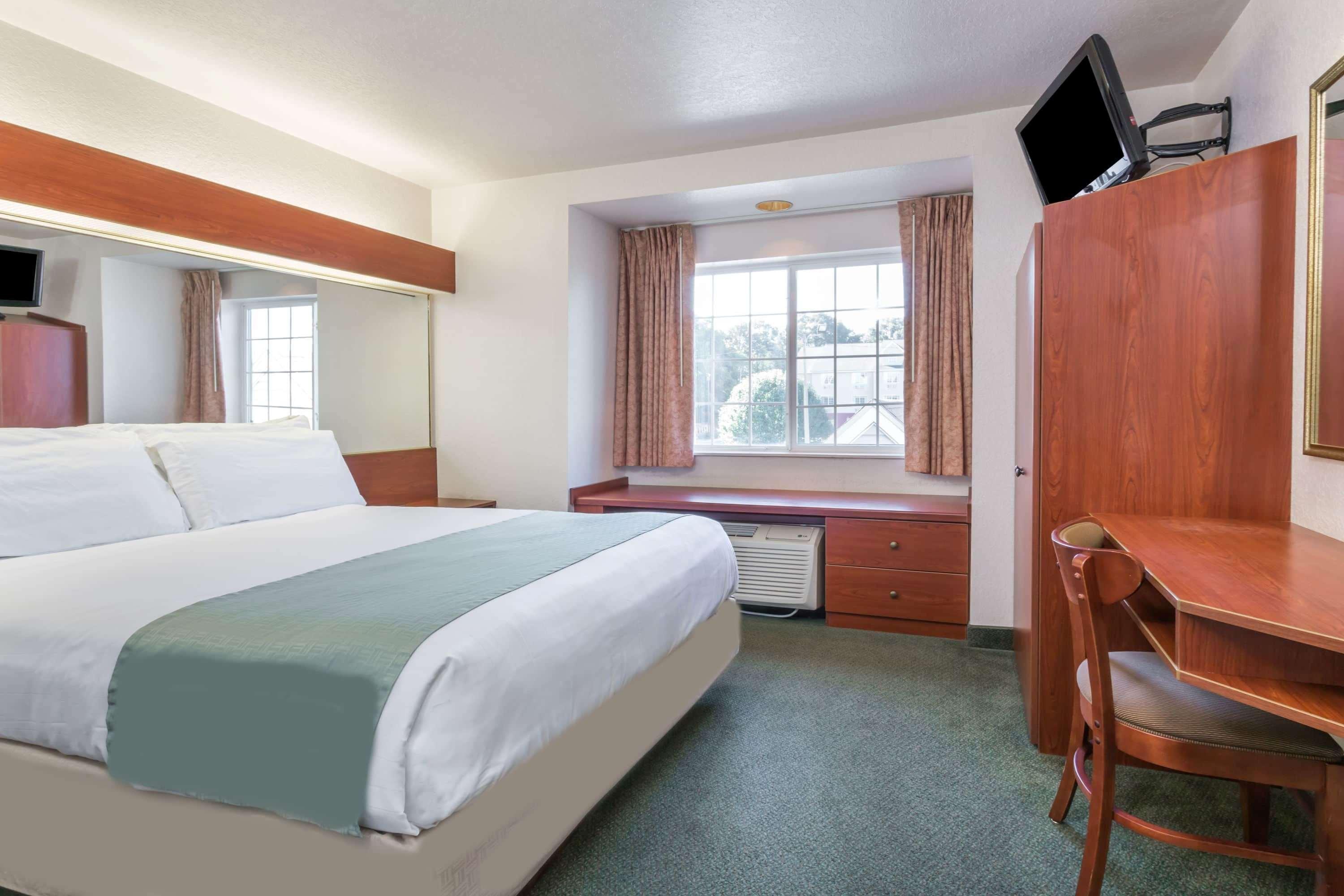 Microtel Inn & Suites Marianna Exterior photo