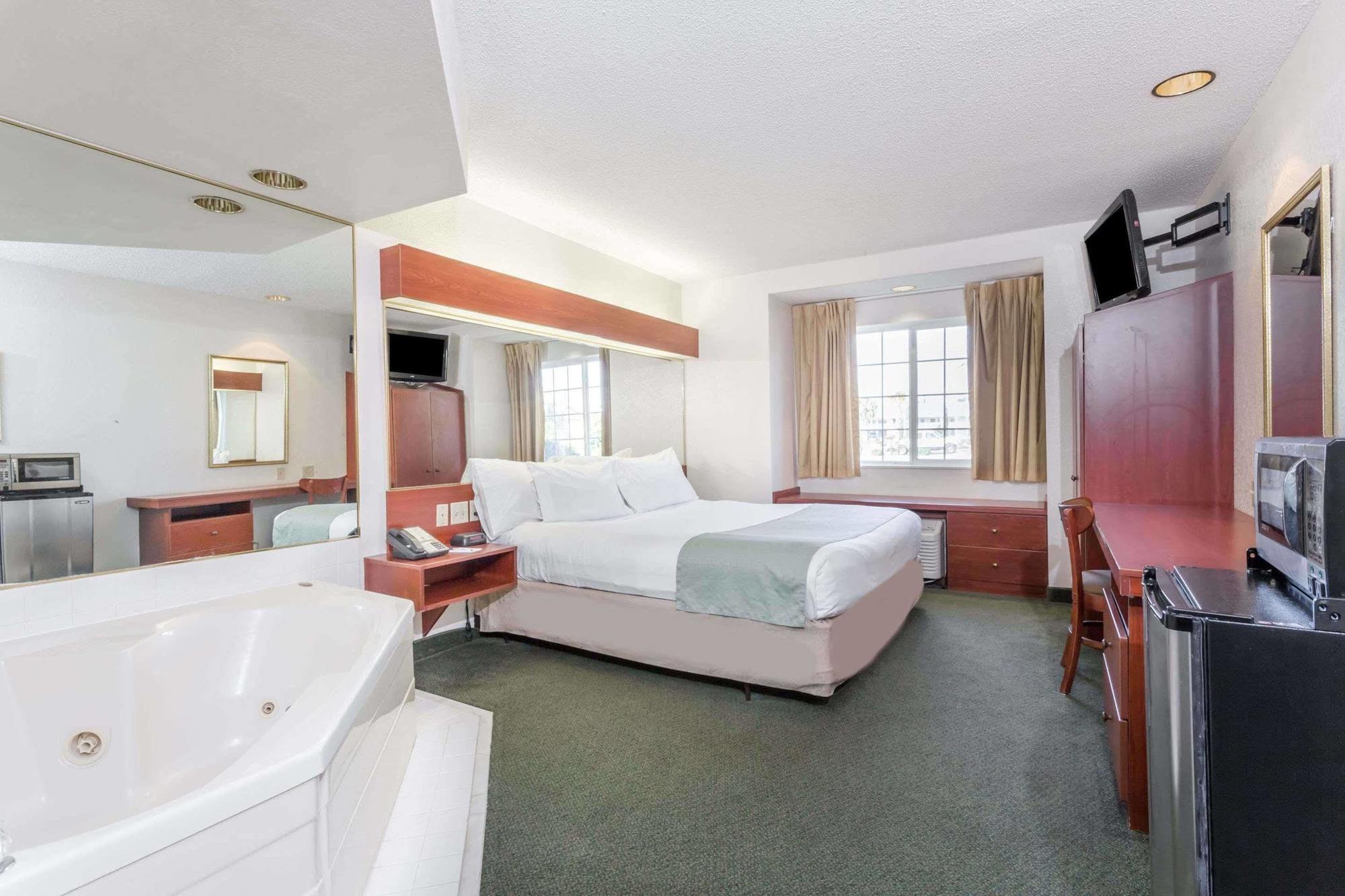 Microtel Inn & Suites Marianna Exterior photo